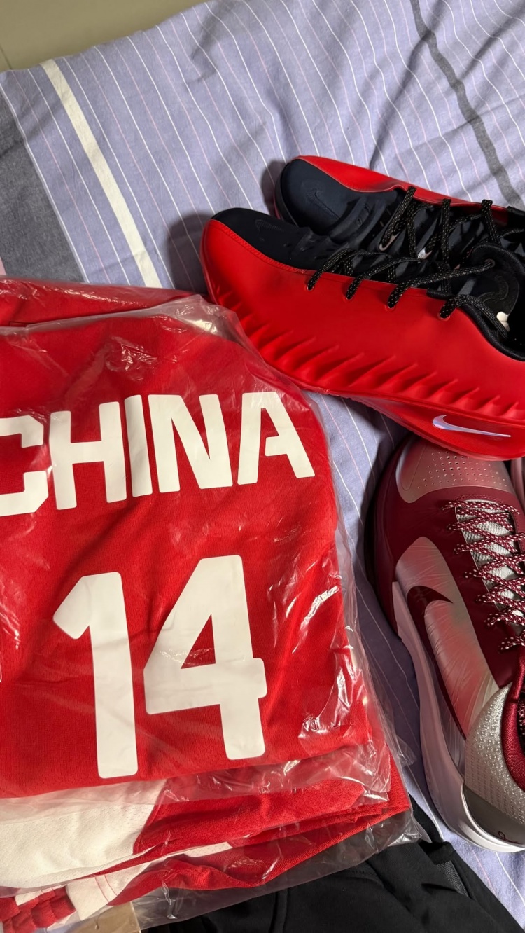 李弘权晒男篮集训发放装备:14号球衣+Kobe 5+文班代言款GT Cut 4